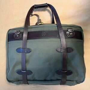 Filson Small Pullman Duffle. Otter Green. Rugged Twill.